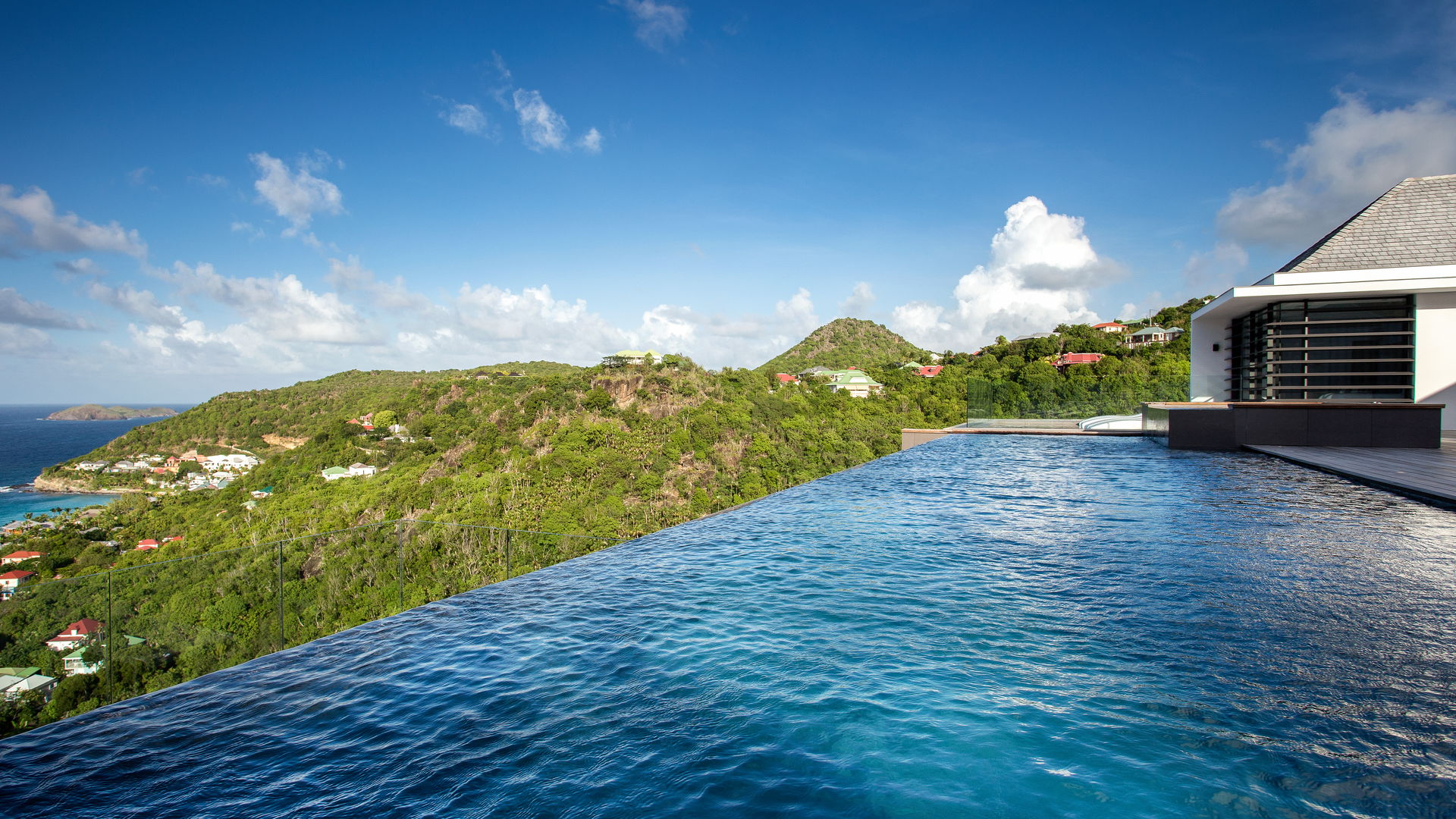 POOL & TERRACE