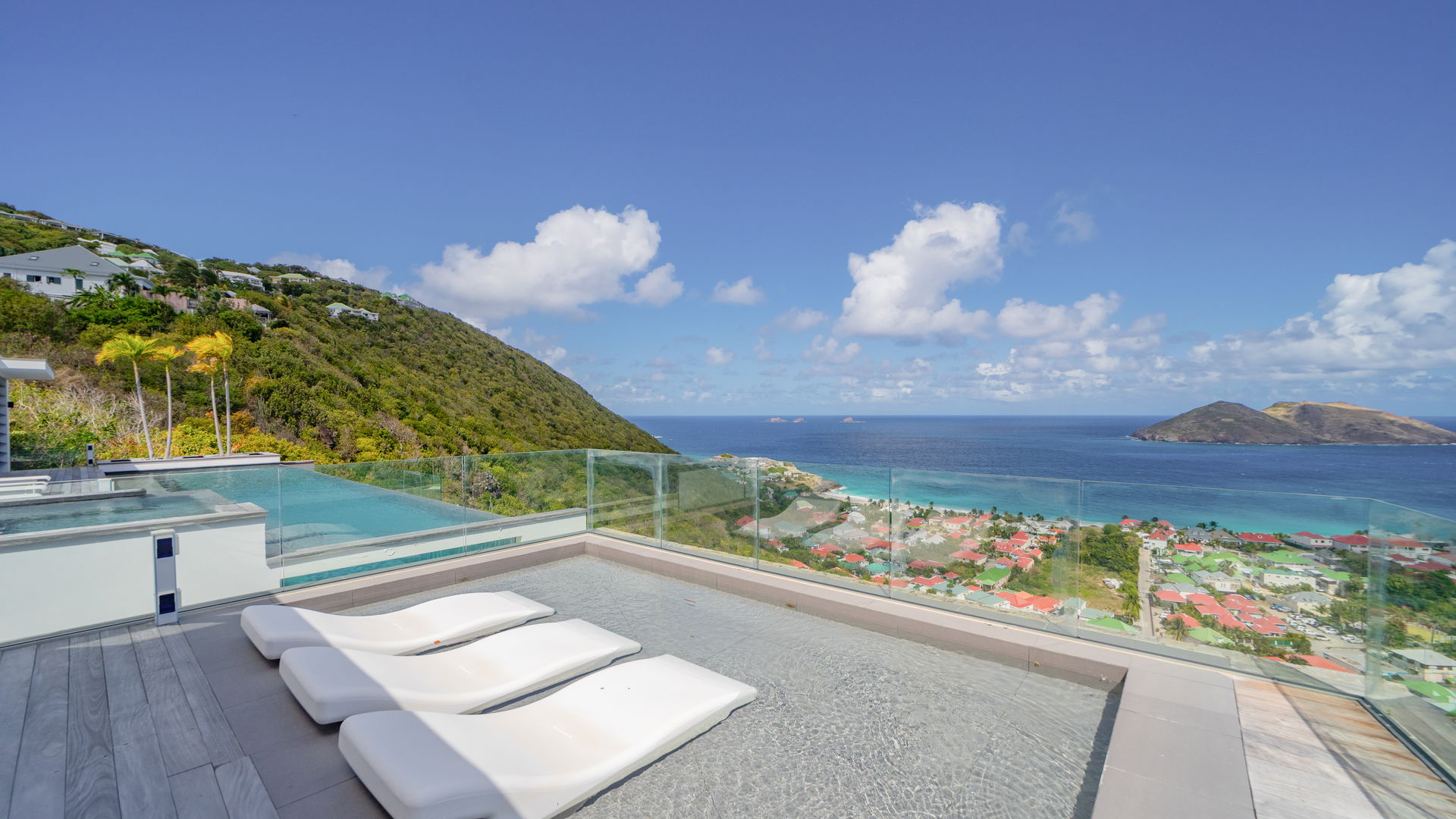 POOL & TERRACE