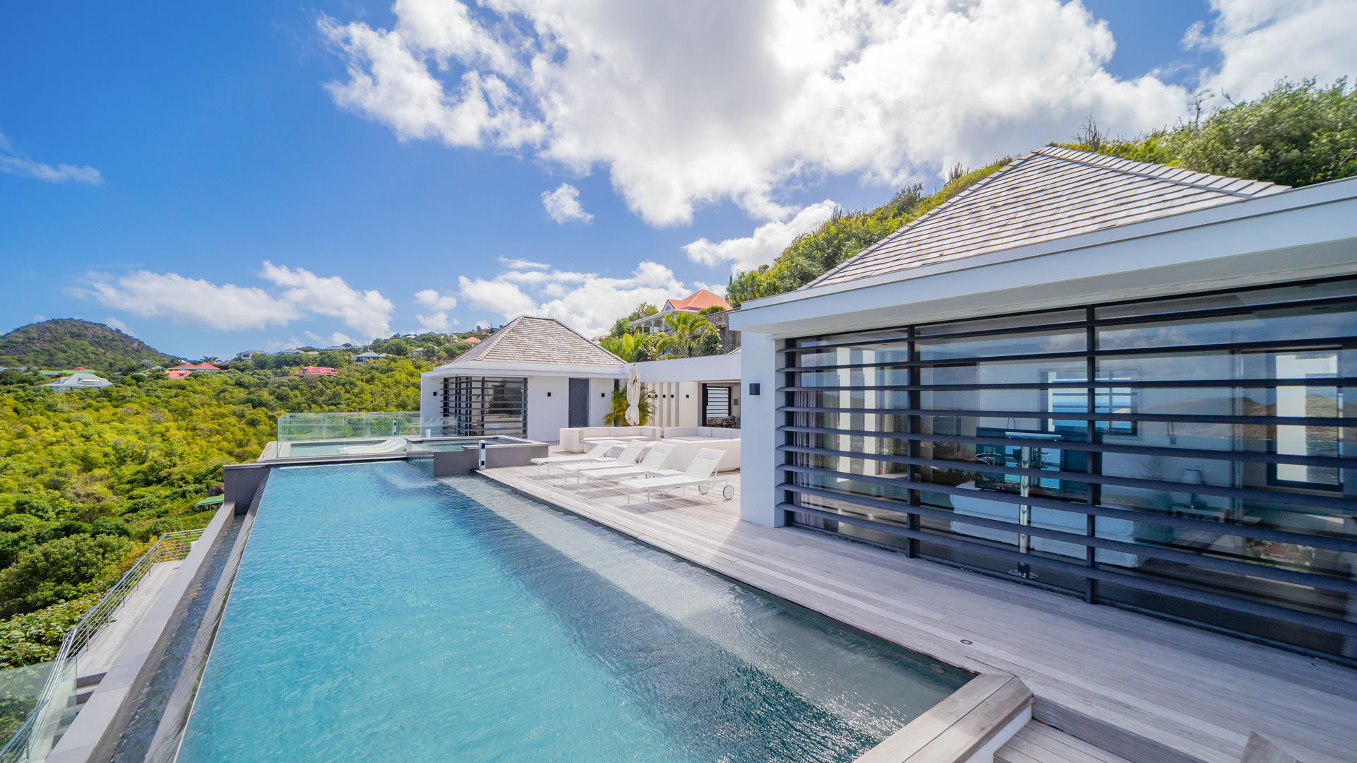POOL & TERRACE
