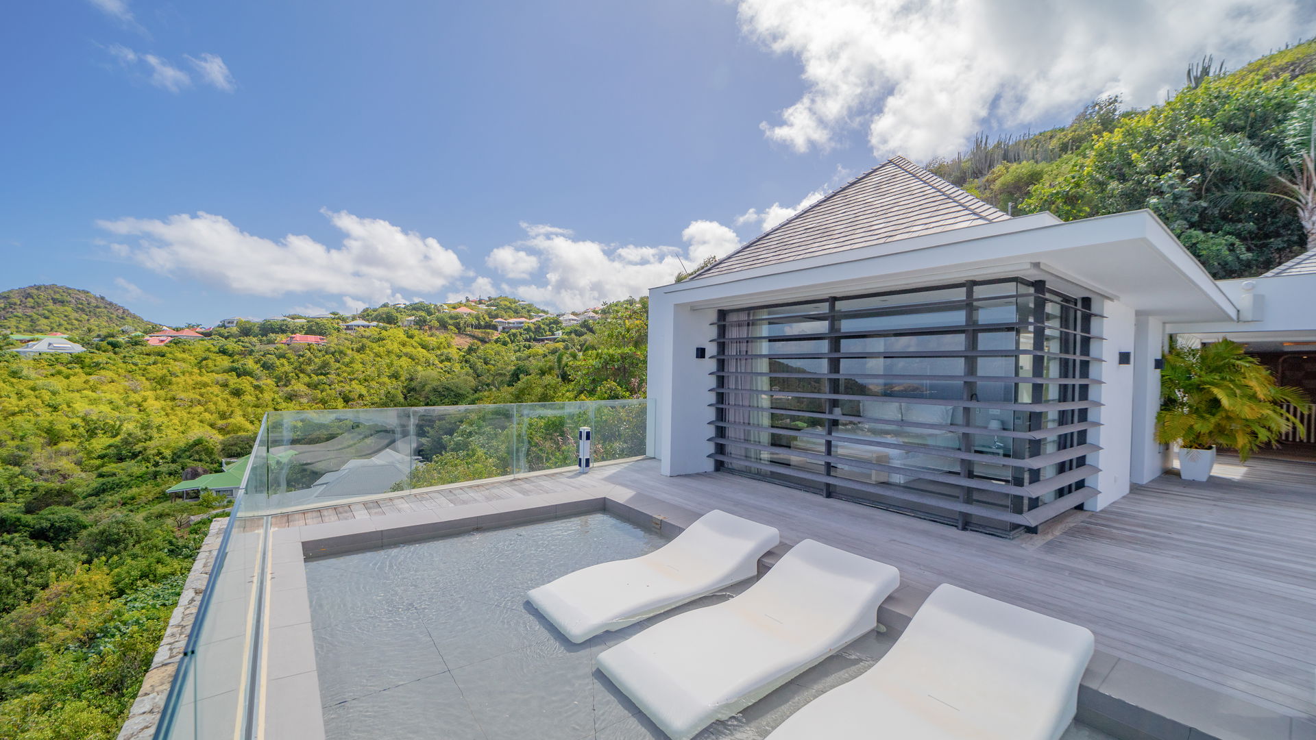 POOL & TERRACE