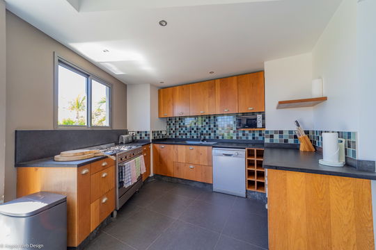VILLA LAGON VERT KITCHEN & DINING AREA 1