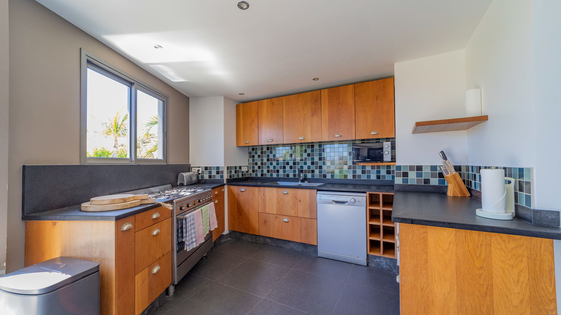 KITCHEN & DINING AREA