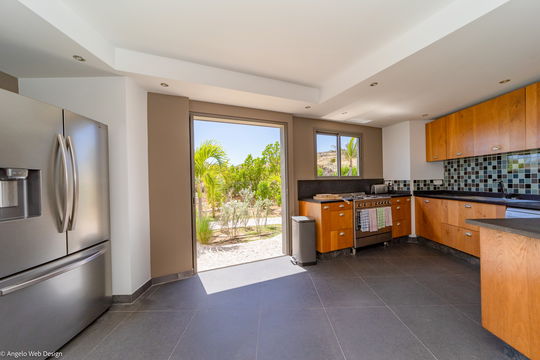 VILLA LAGON VERT KITCHEN & DINING AREA 2
