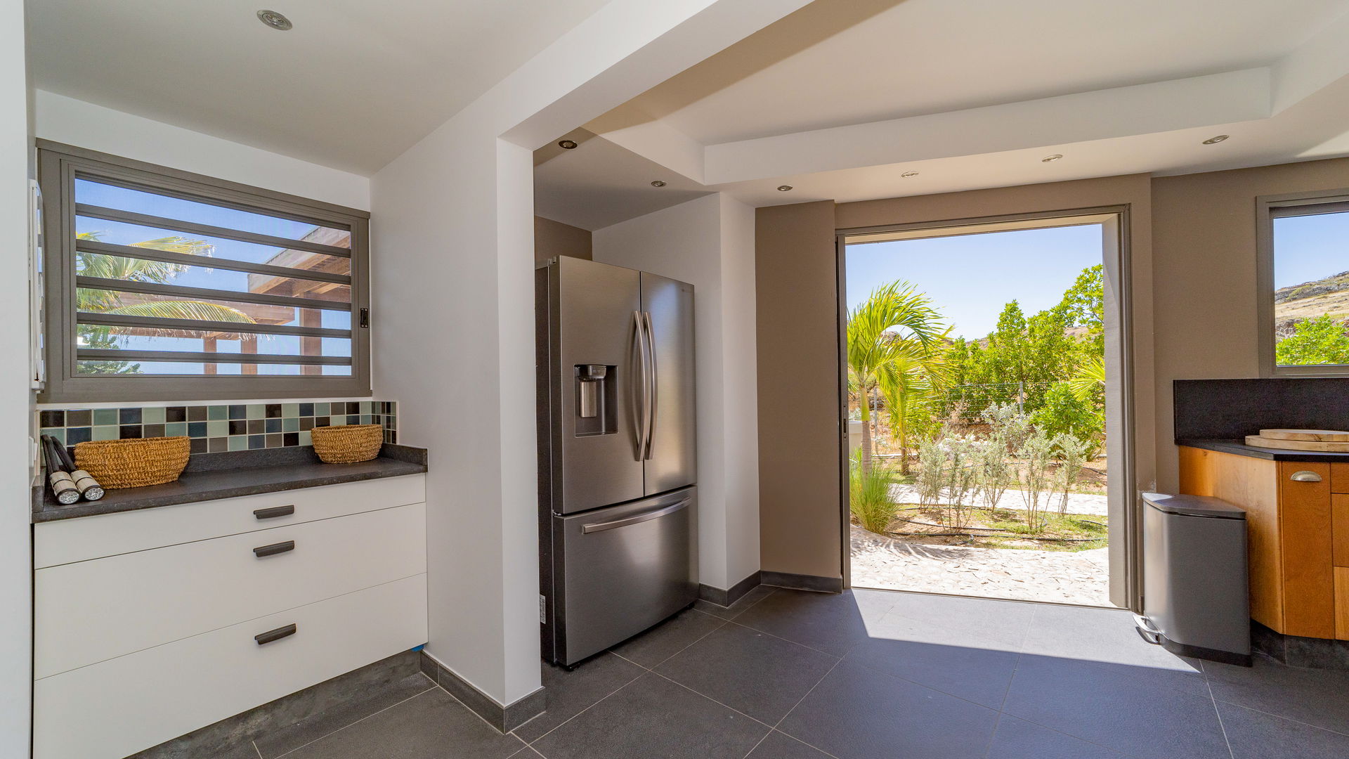 KITCHEN & DINING AREA