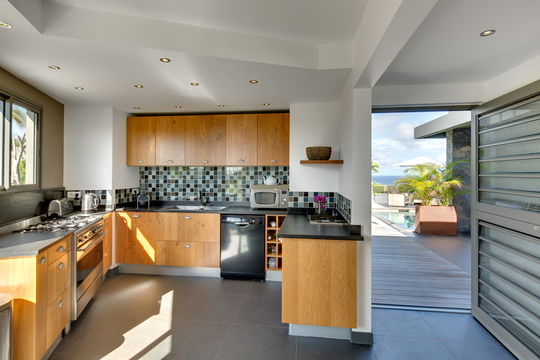 VILLA LAGON VERT KITCHEN & DINING AREA 4