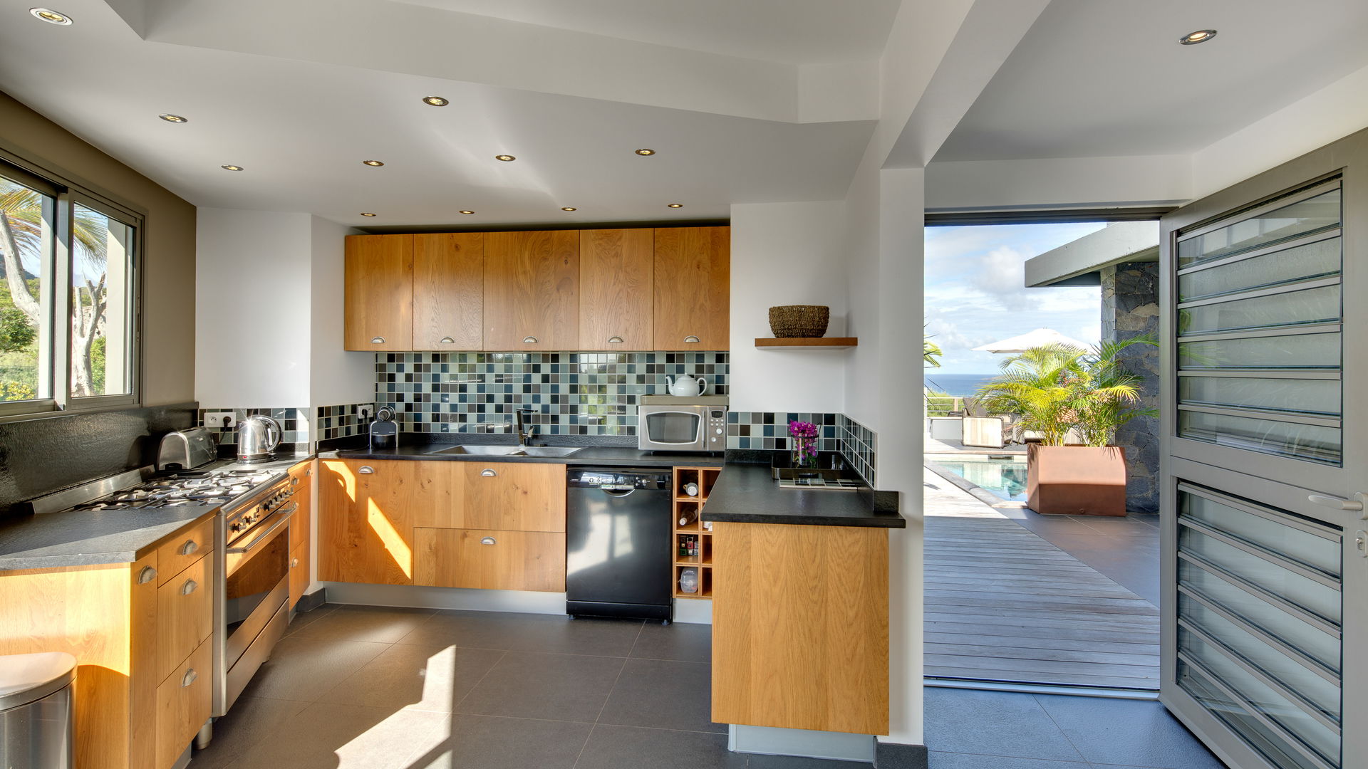 KITCHEN & DINING AREA