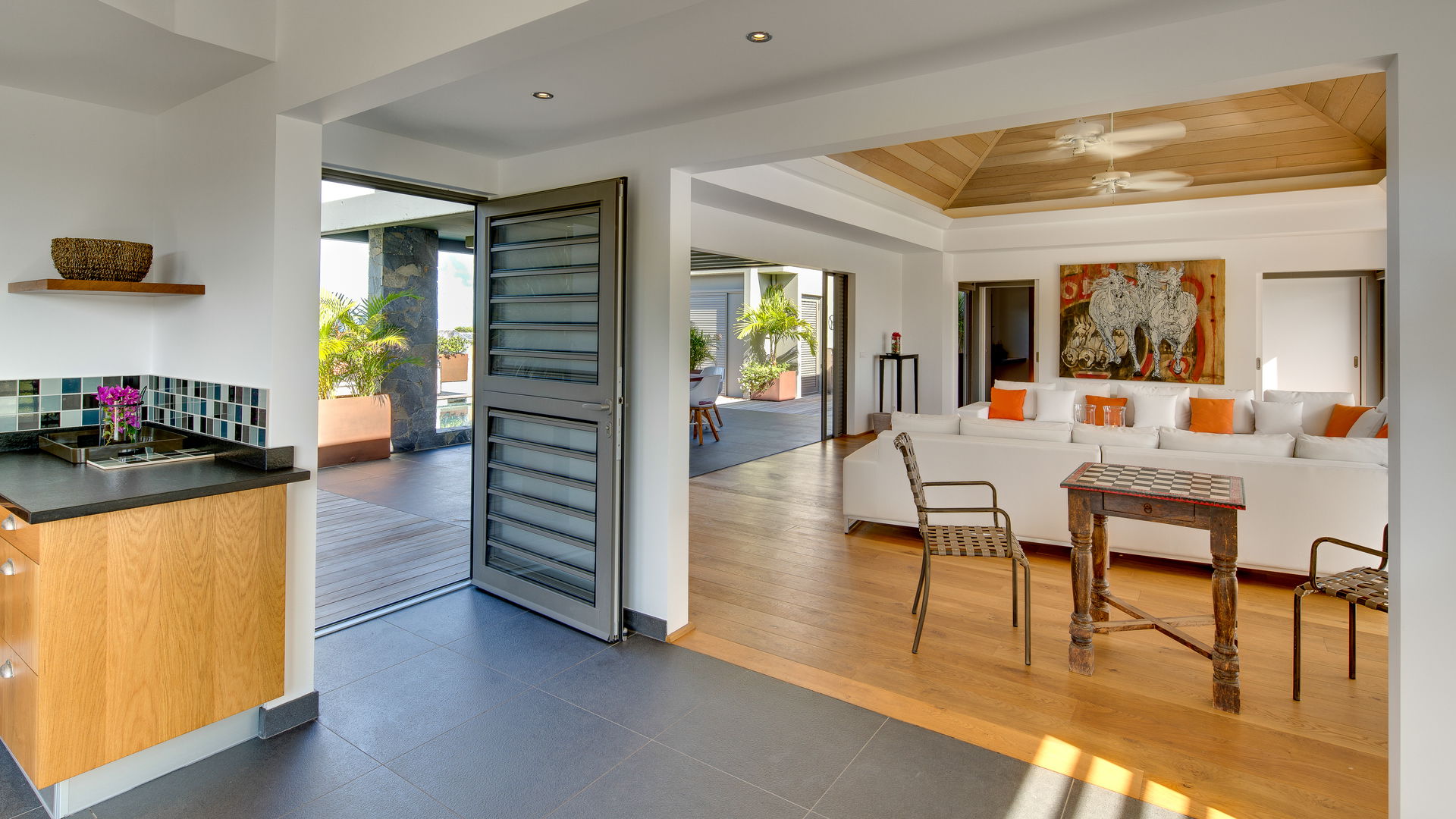 KITCHEN & DINING AREA