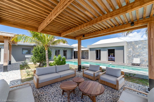 VILLA LAGON VERT OUTDOOR LOUNGE & DINING AREA 1