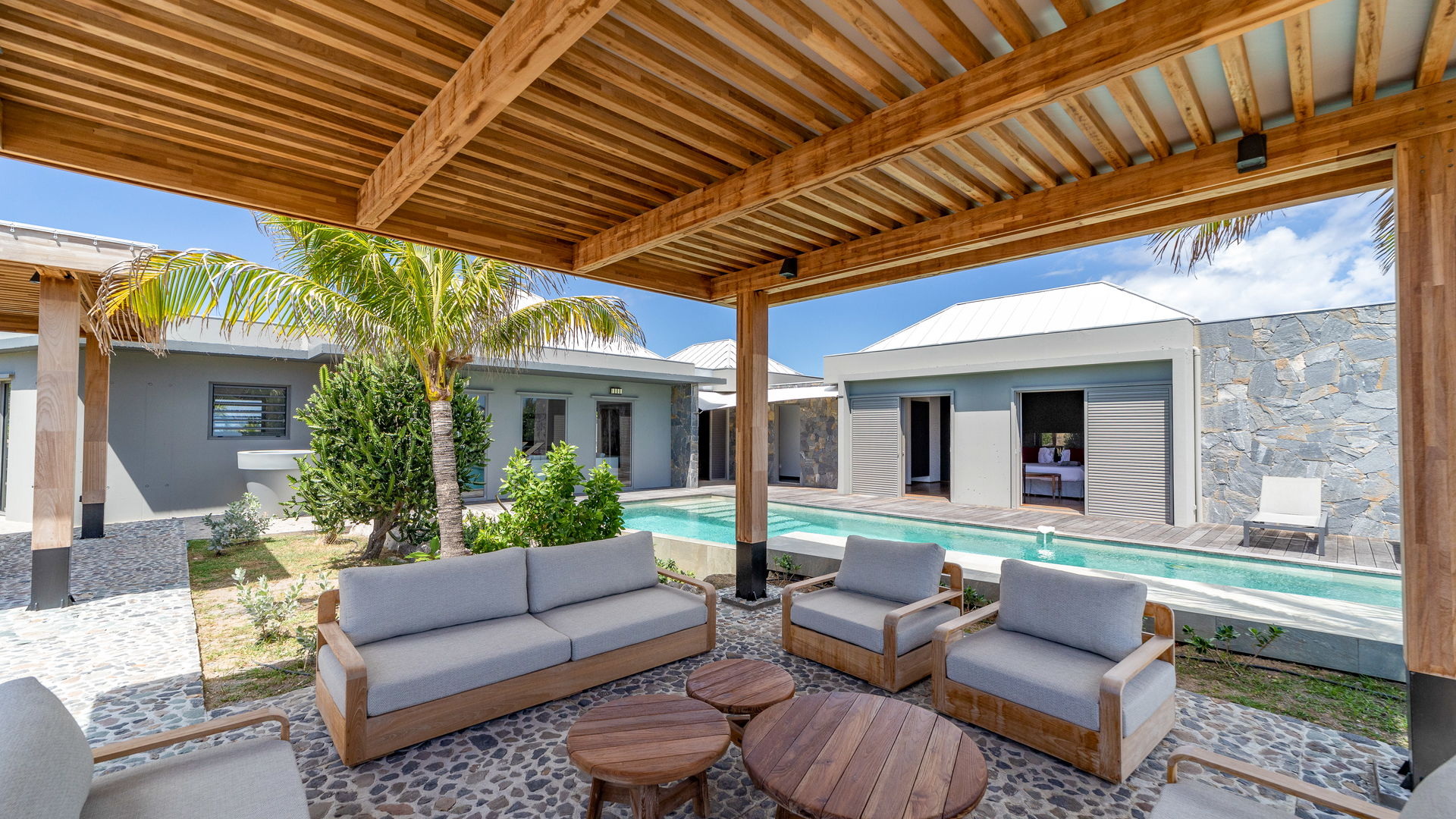 OUTDOOR LOUNGE & DINING AREA