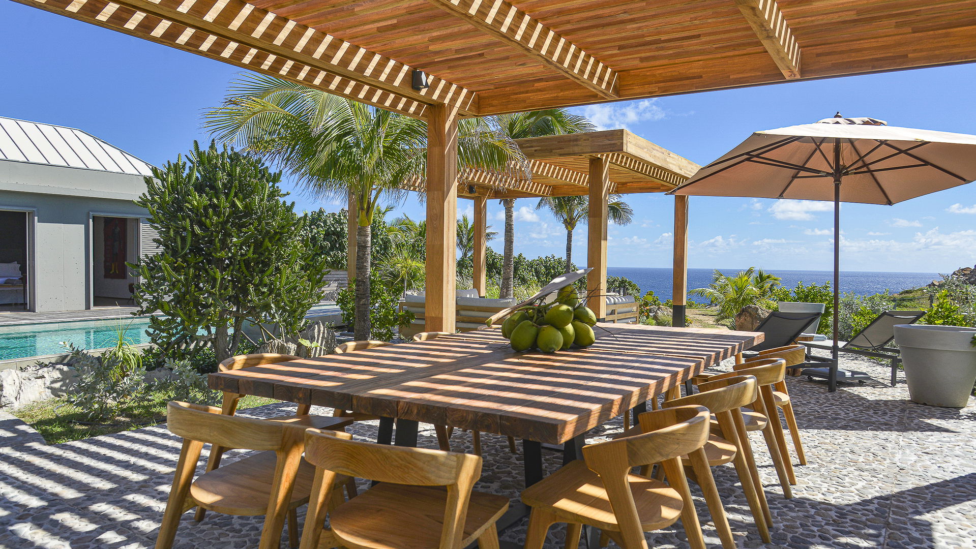 OUTDOOR LOUNGE & DINING AREA