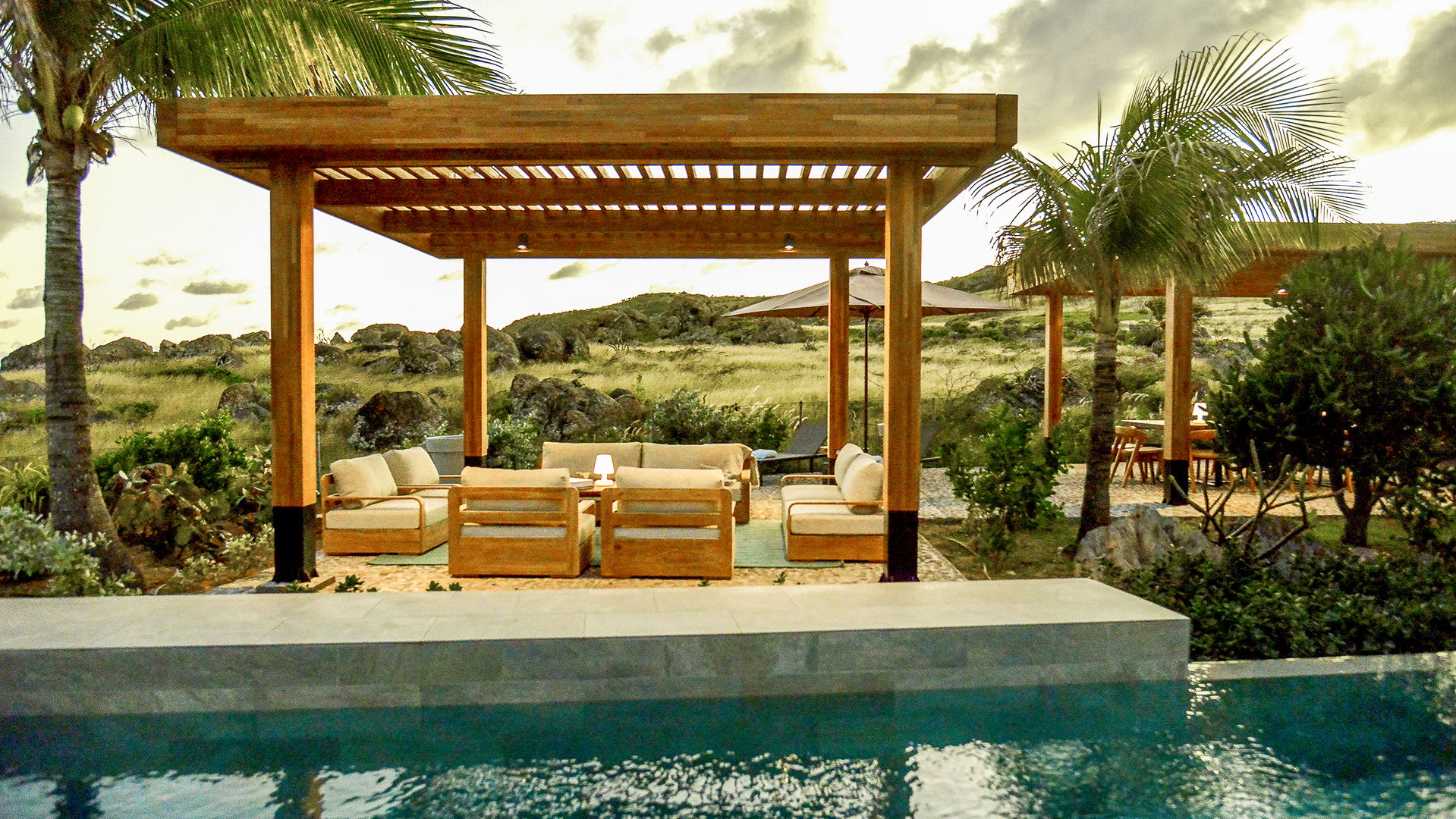 OUTDOOR LOUNGE & DINING AREA