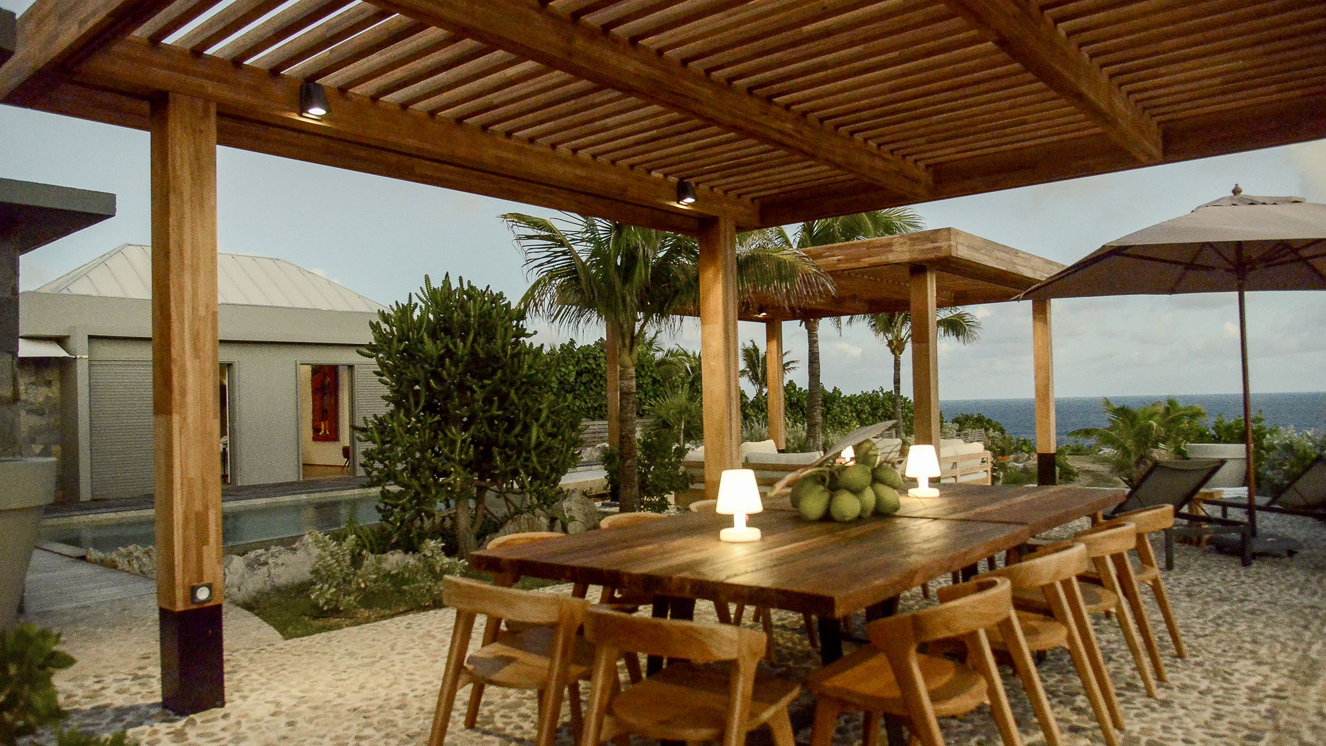 OUTDOOR LOUNGE & DINING AREA