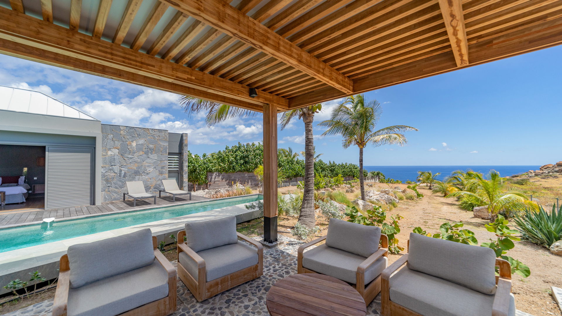 OUTDOOR LOUNGE & DINING AREA