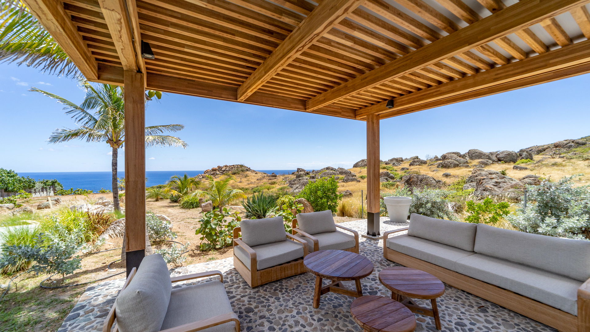 OUTDOOR LOUNGE & DINING AREA