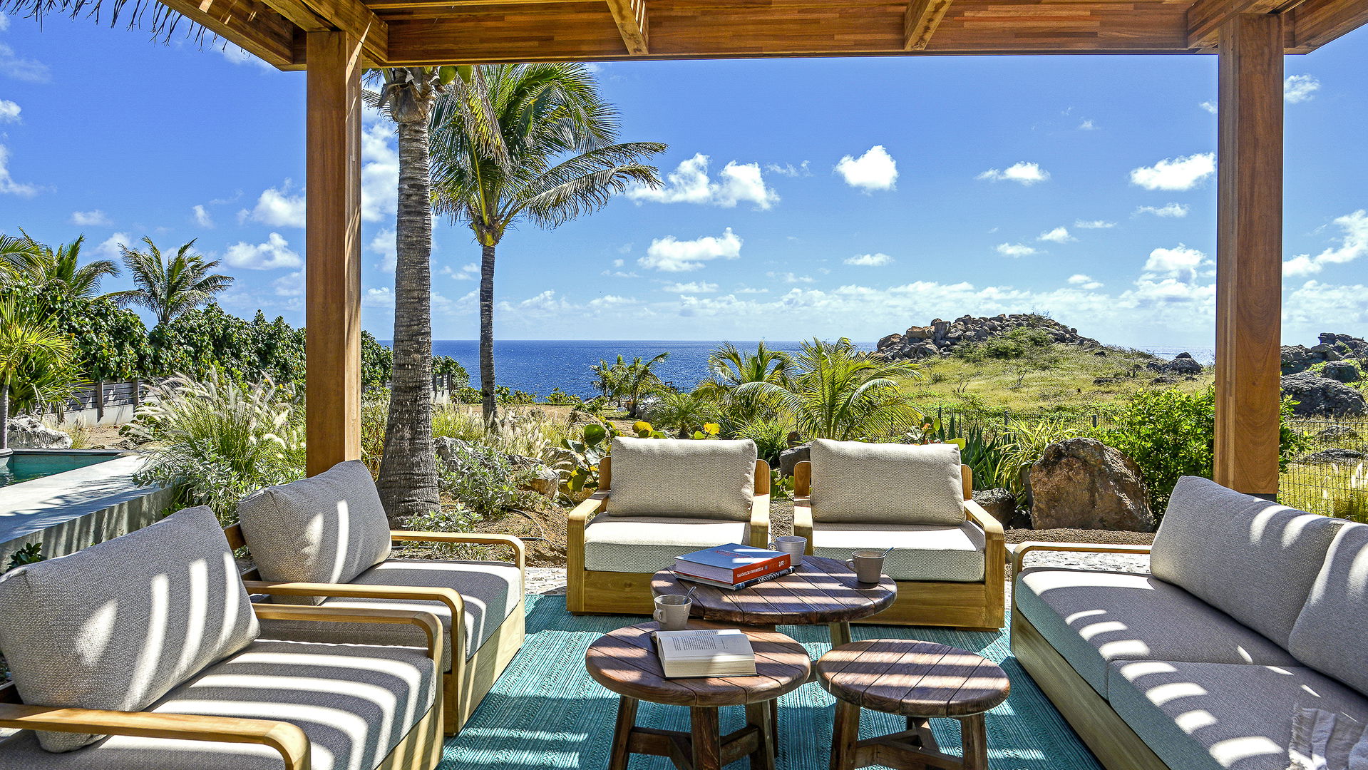 OUTDOOR LOUNGE & DINING AREA