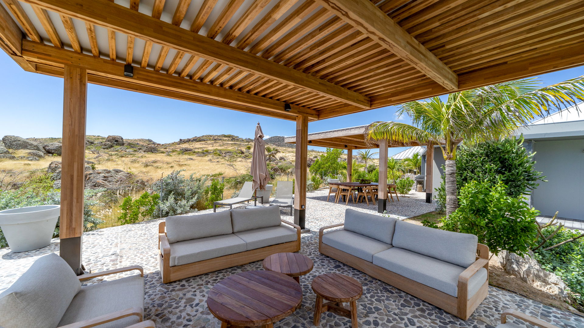 OUTDOOR LOUNGE & DINING AREA