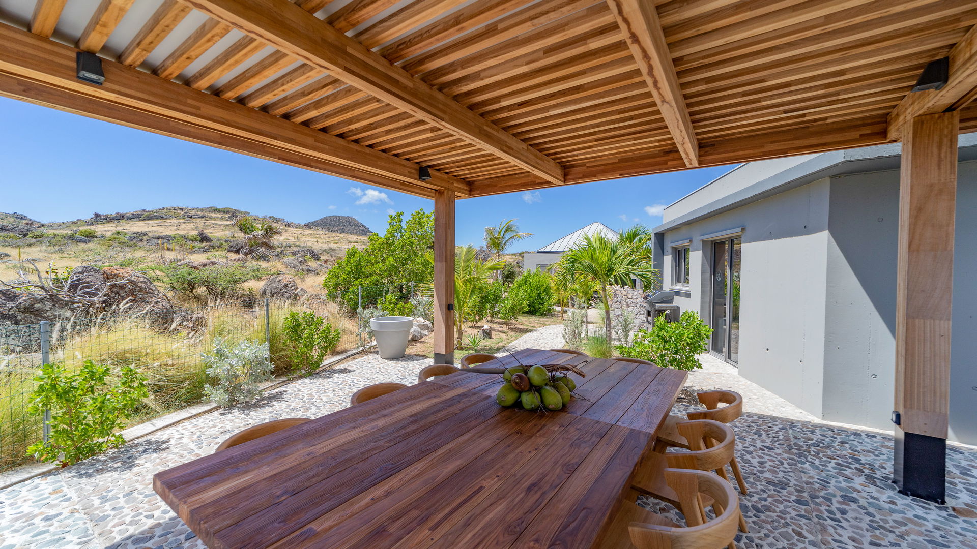 OUTDOOR LOUNGE & DINING AREA