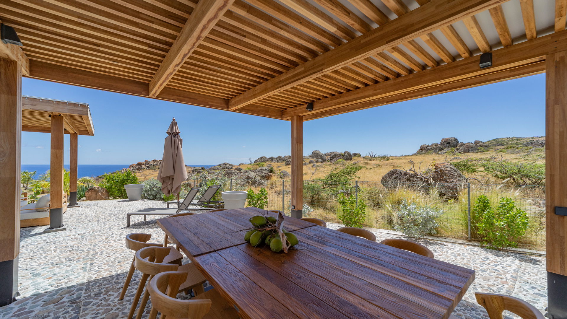OUTDOOR LOUNGE & DINING AREA