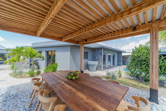 VILLA LAGON VERT OUTDOOR LOUNGE & DINING AREA 9