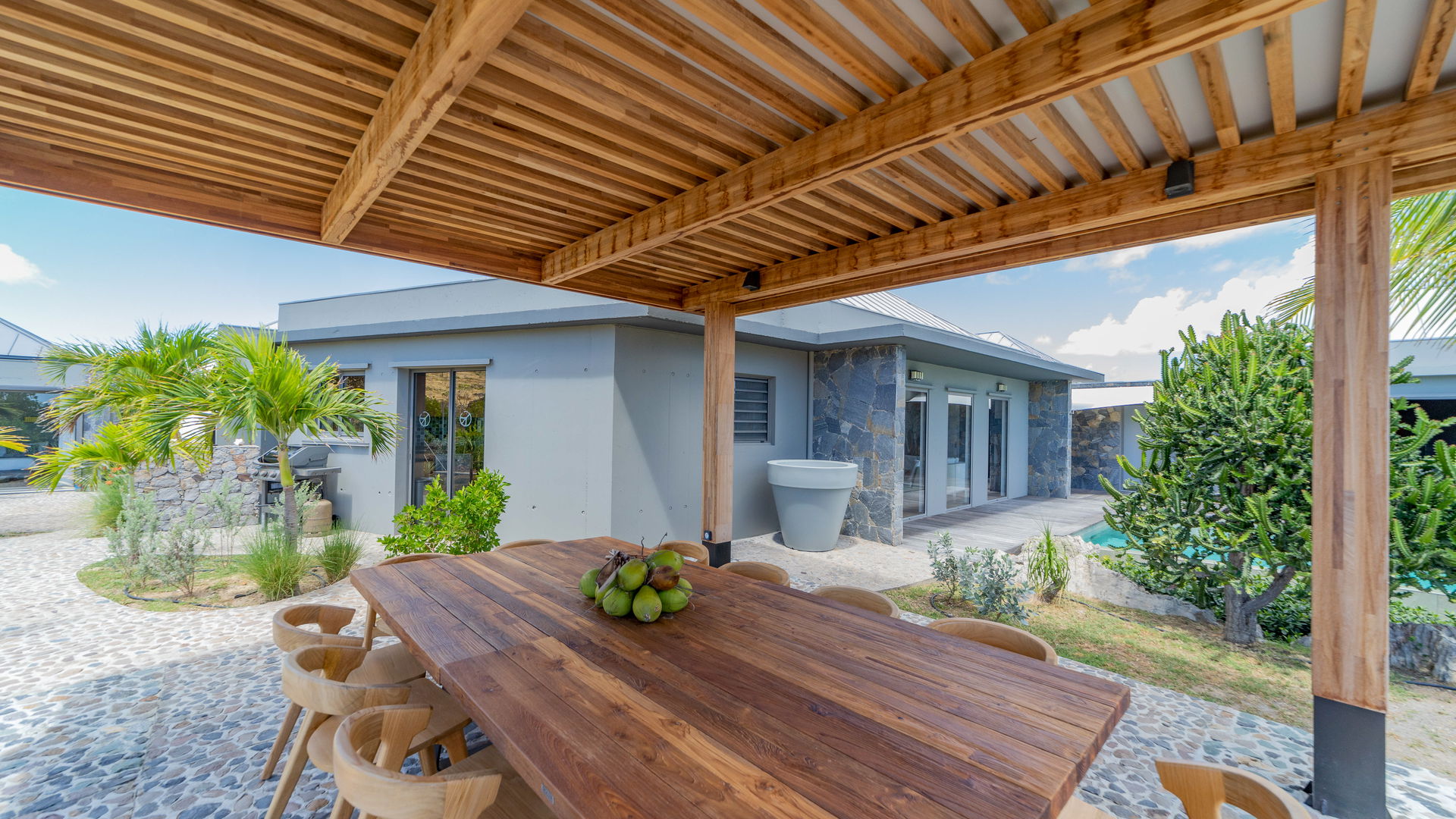 OUTDOOR LOUNGE & DINING AREA
