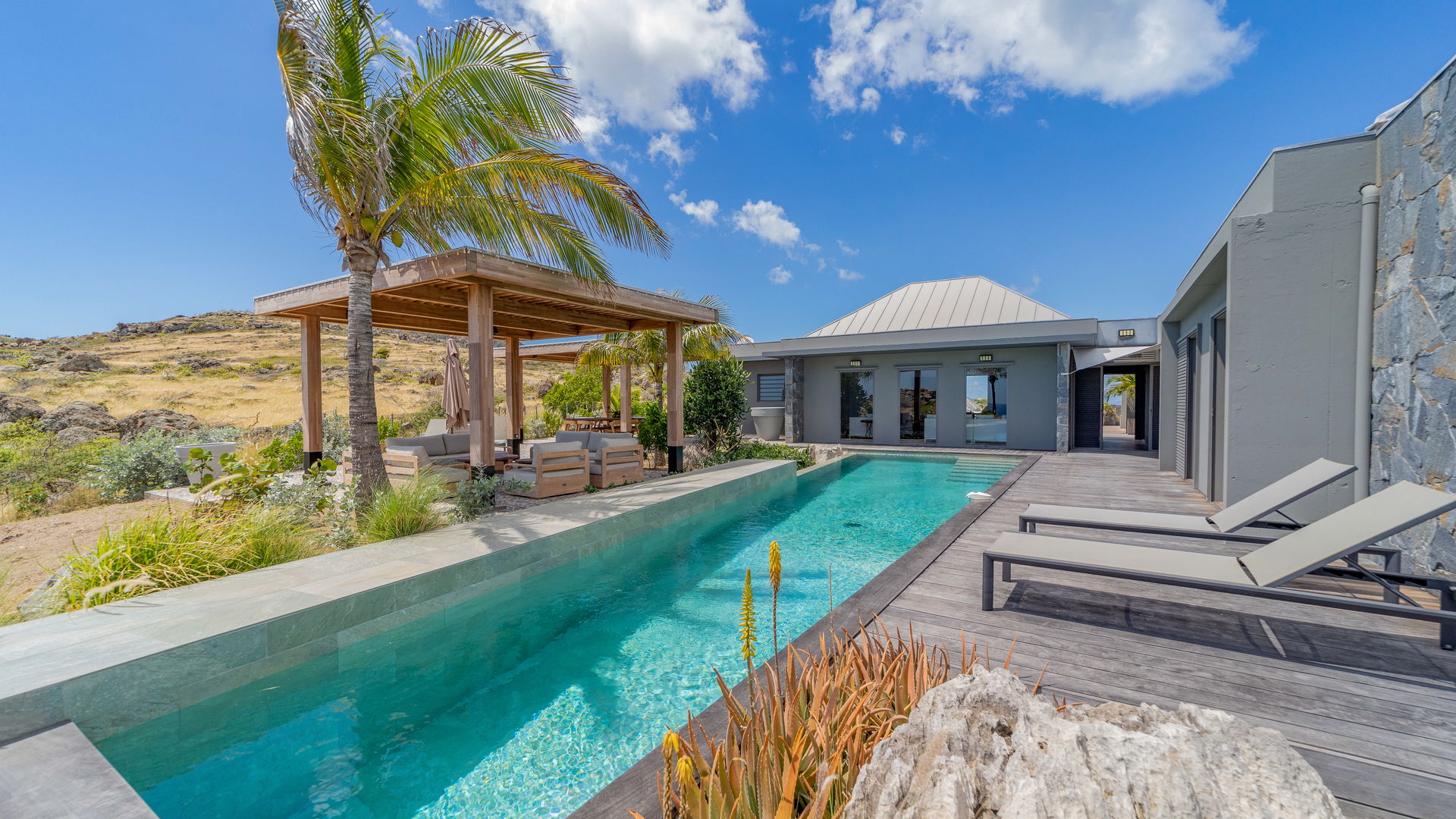 POOL & TERRACE