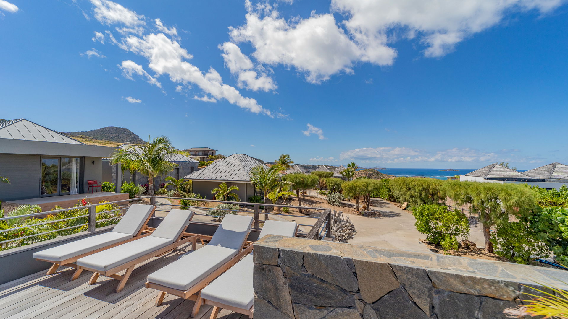 POOL & TERRACE