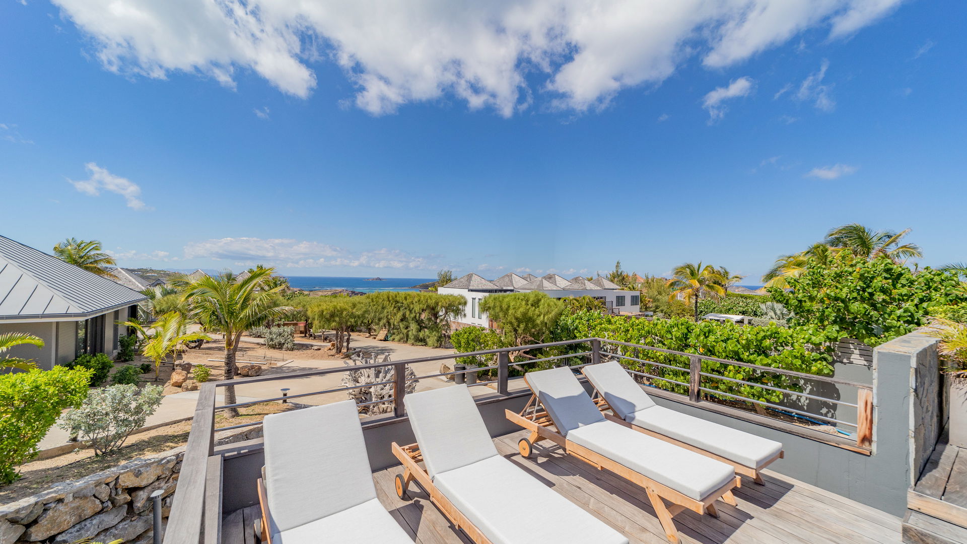 POOL & TERRACE