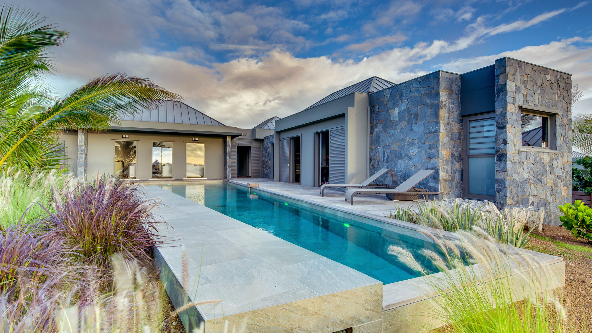 POOL & TERRACE