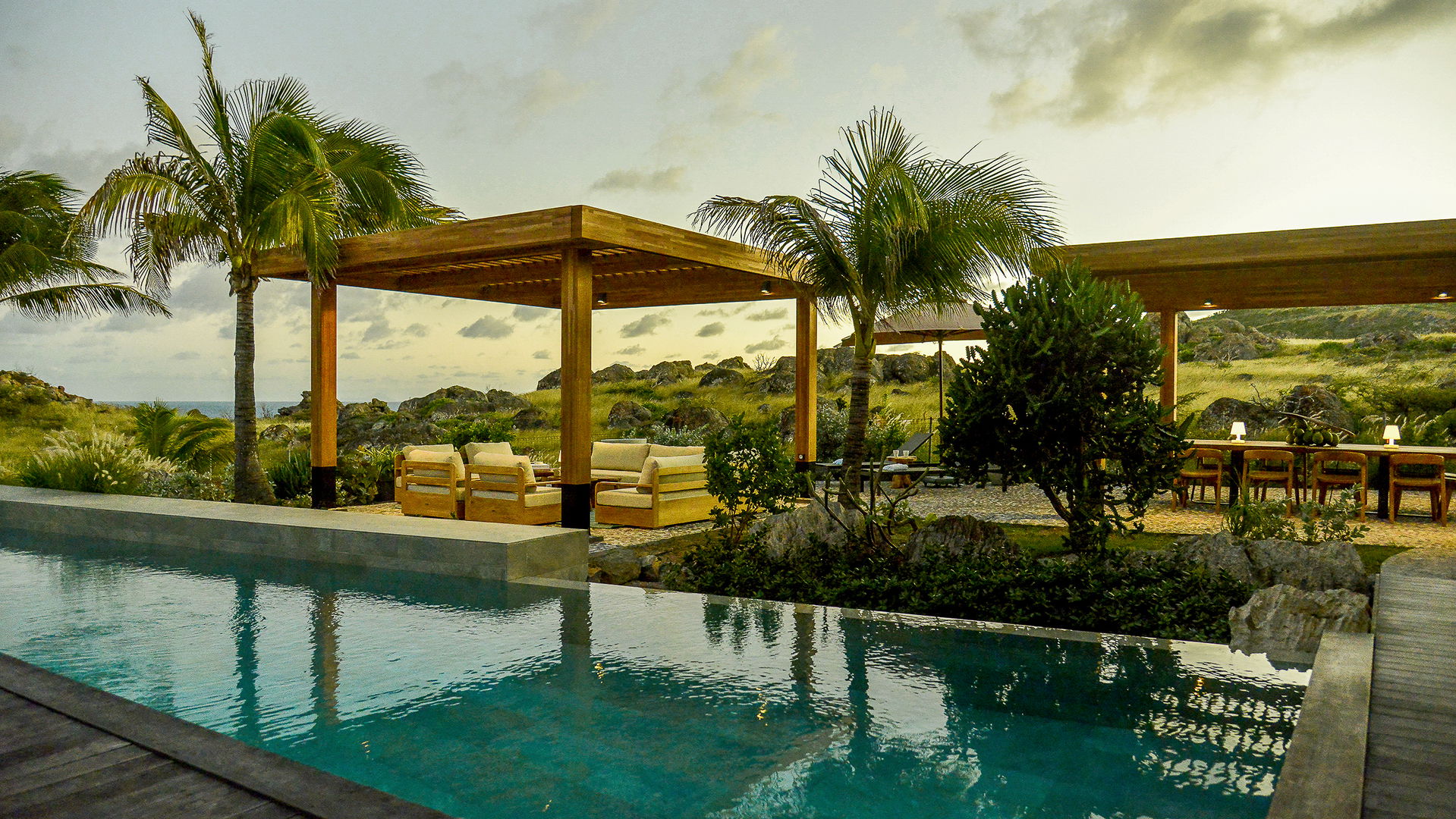 POOL & TERRACE