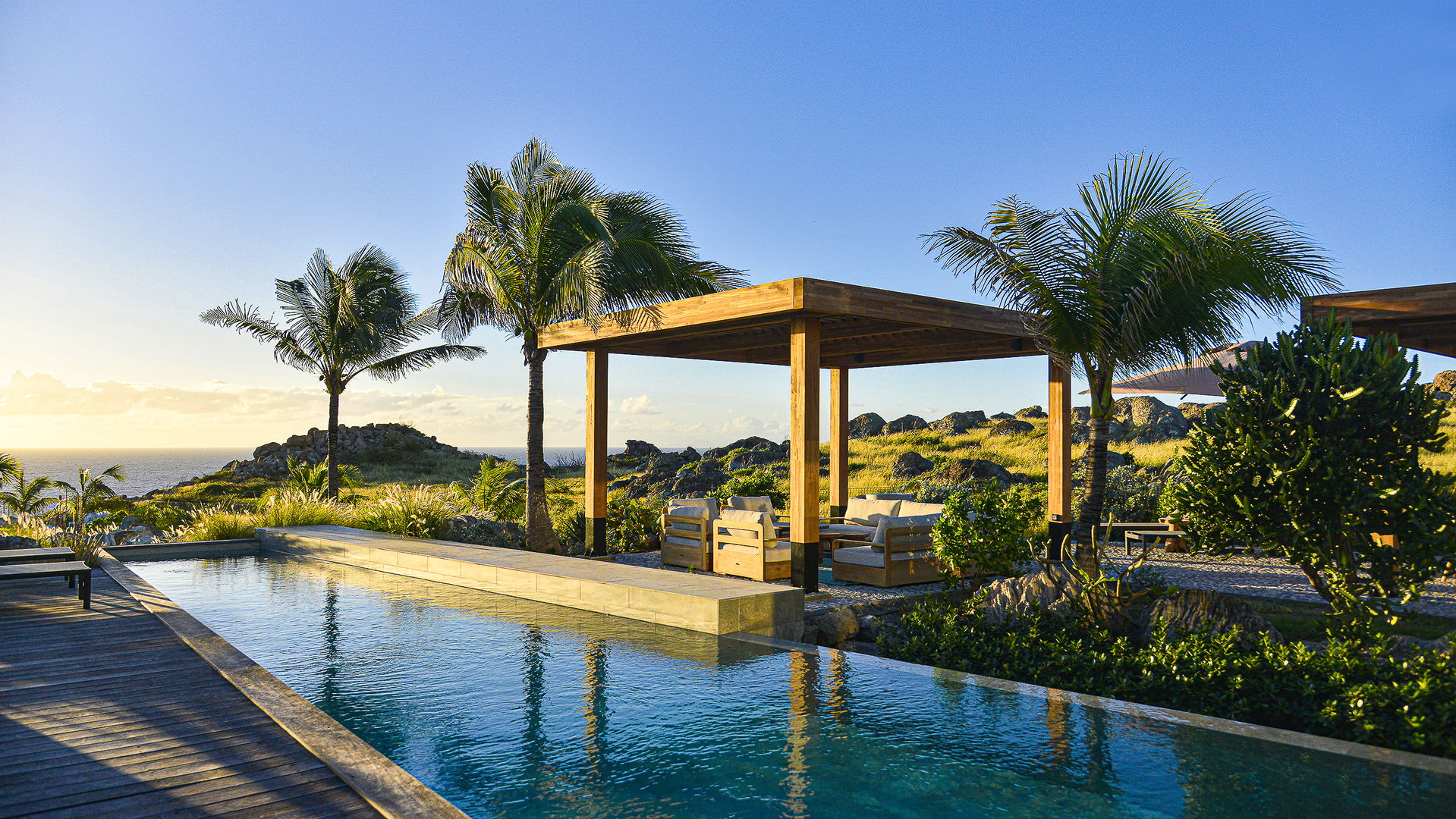 POOL & TERRACE