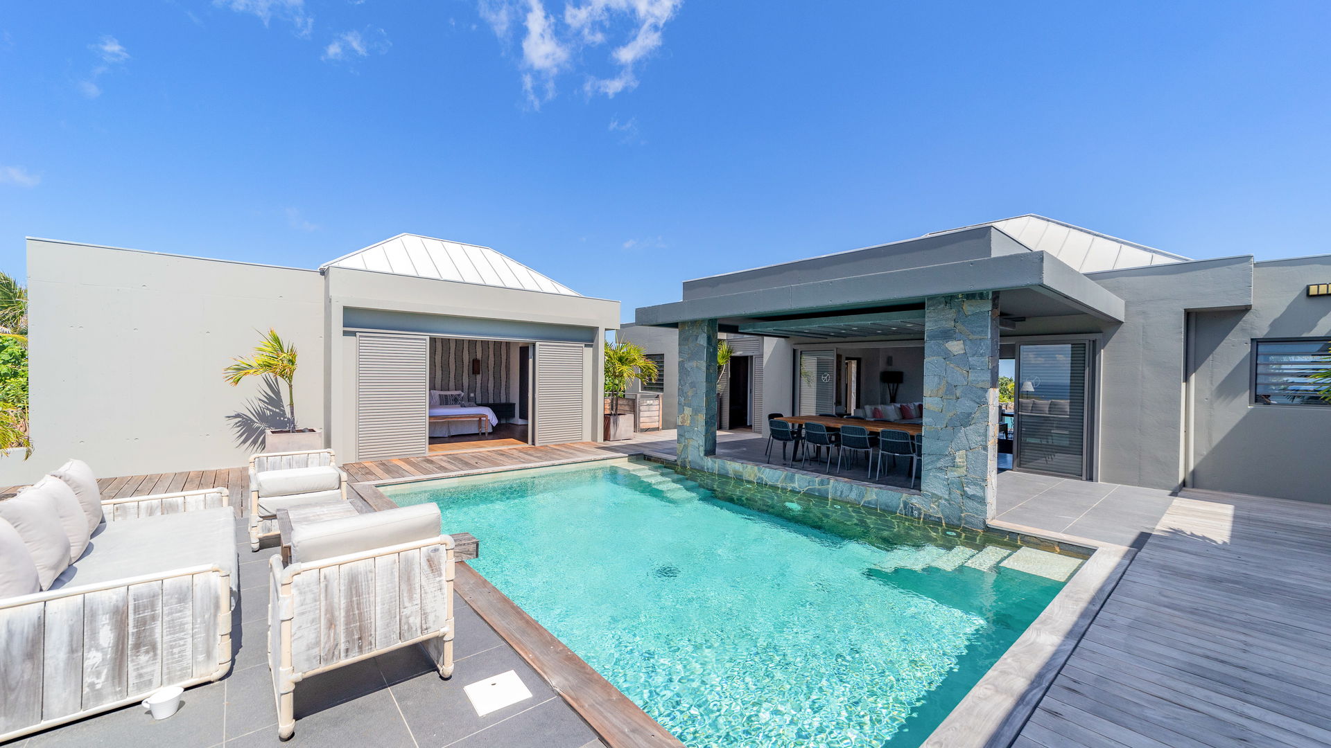 POOL & TERRACE