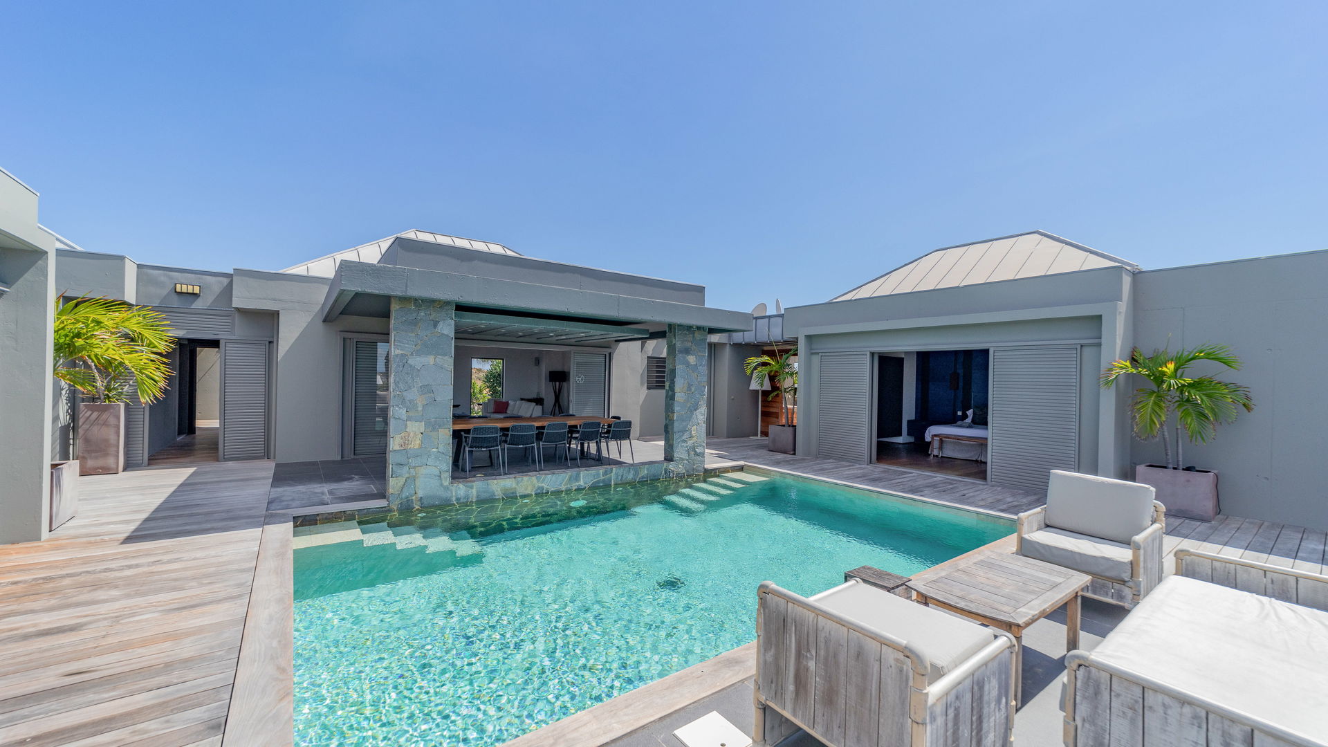 POOL & TERRACE