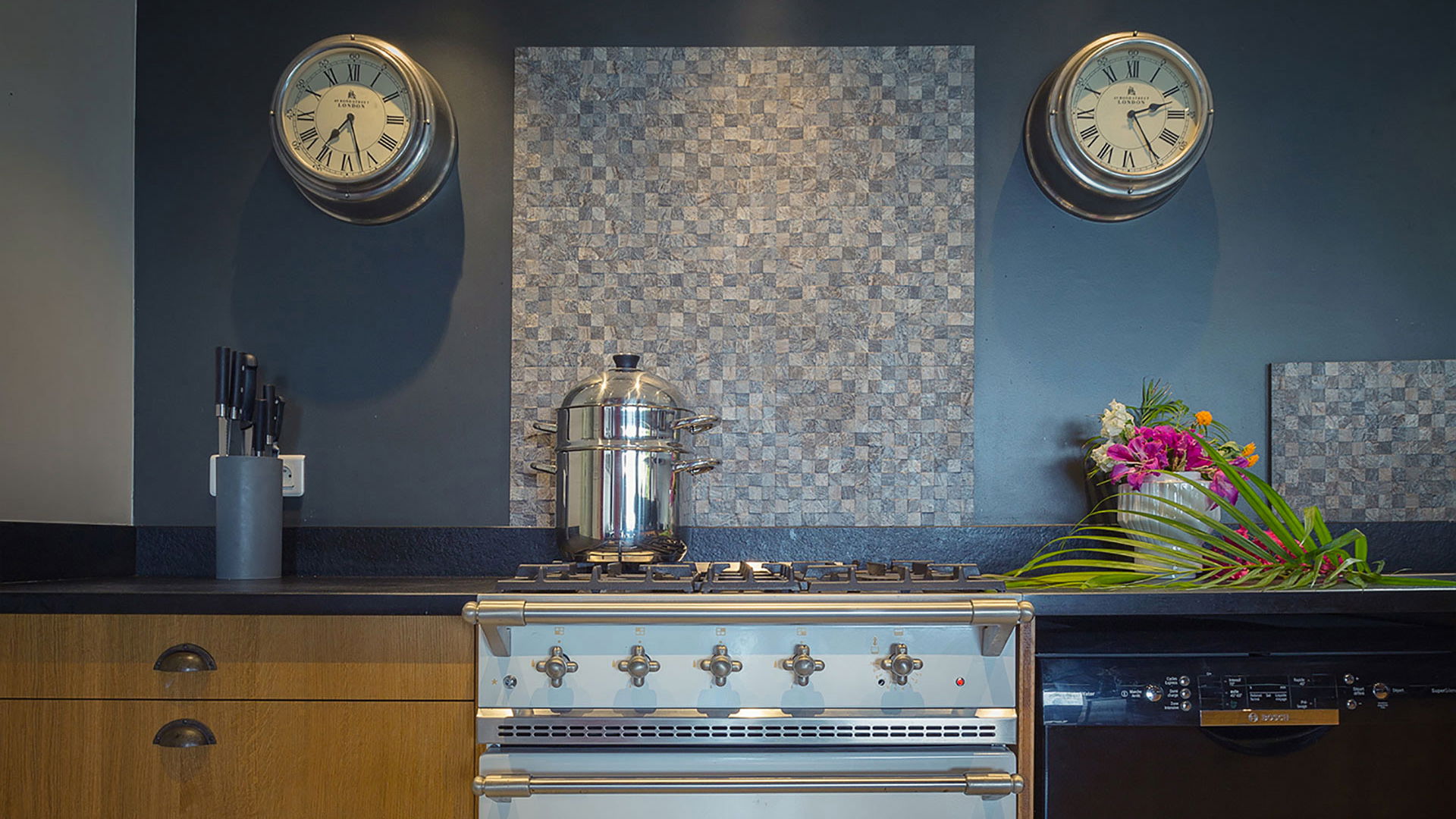 KITCHEN & DINING AREA