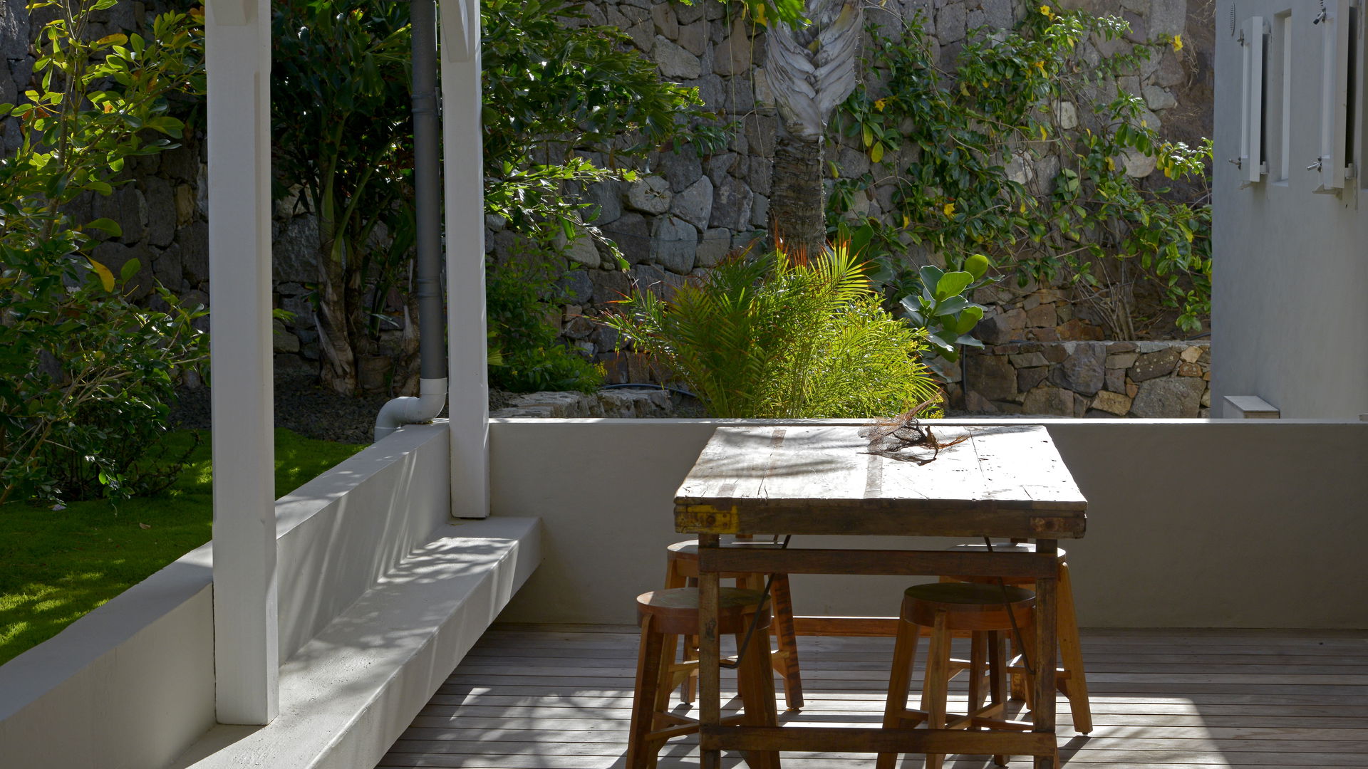 KITCHEN & DINING AREA