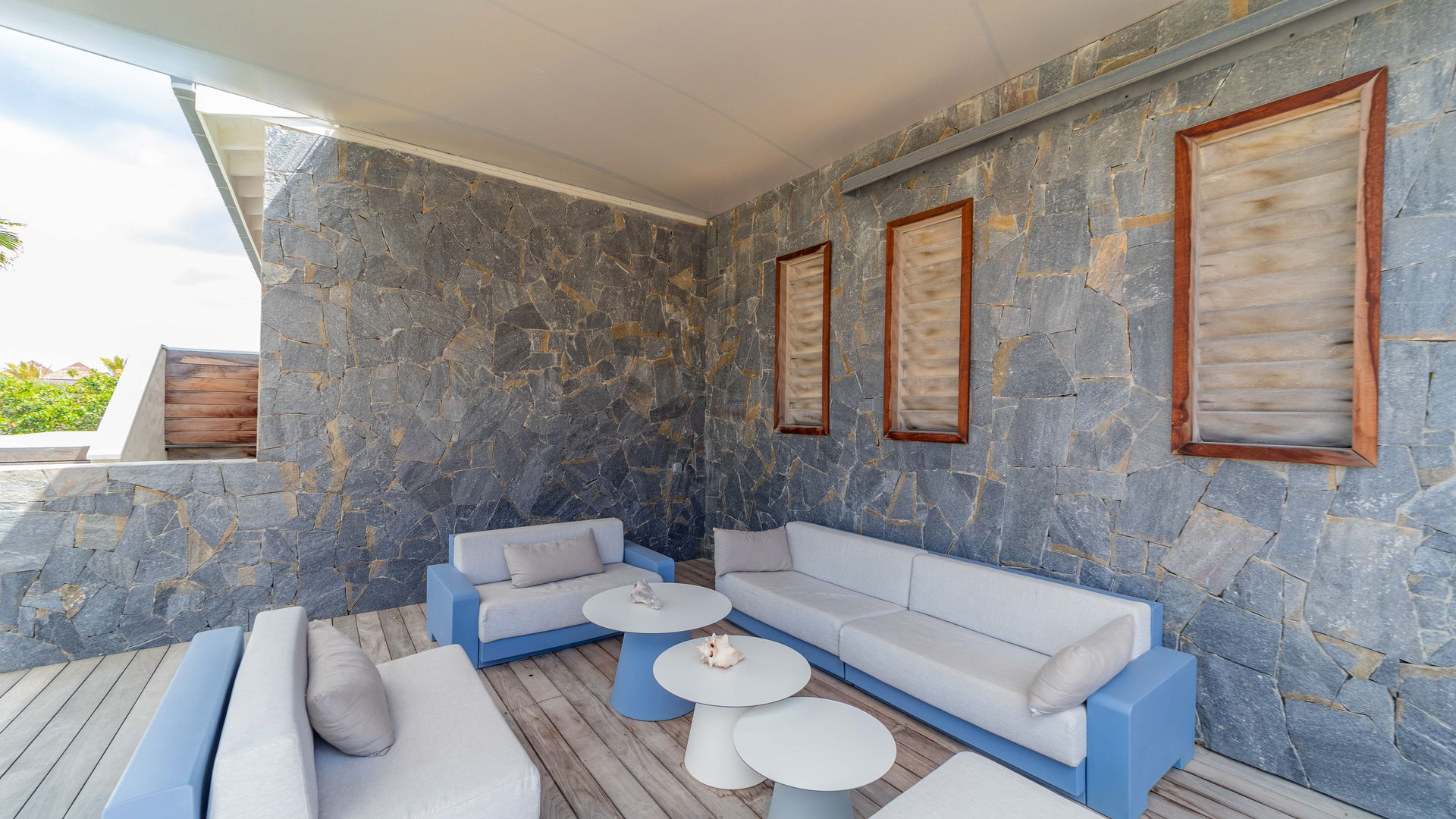 OUTDOOR LOUNGE AREA