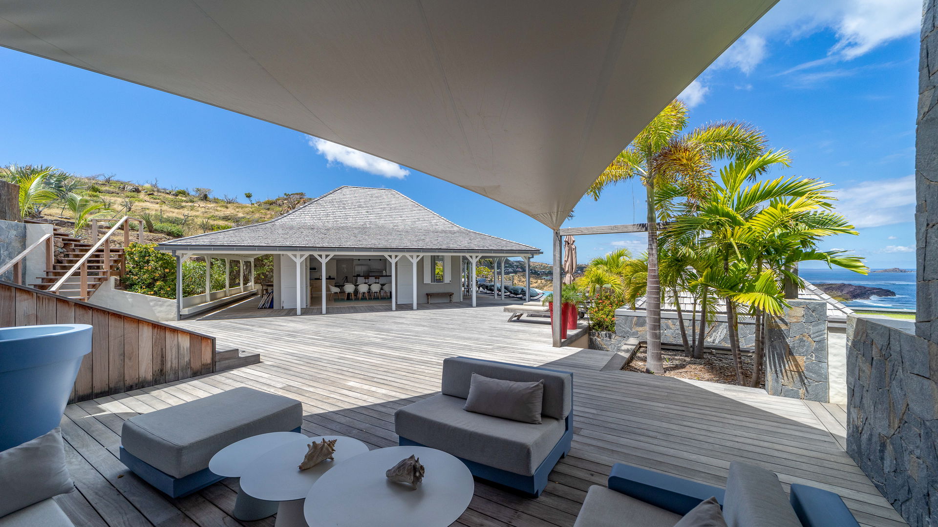 OUTDOOR LOUNGE AREA
