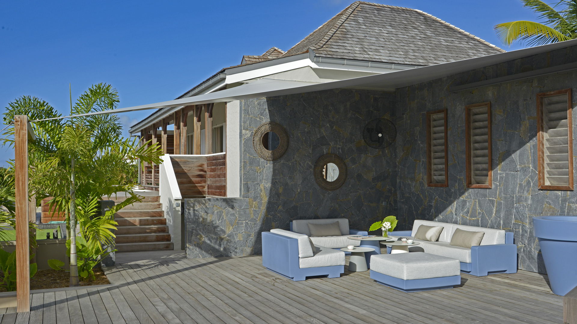 OUTDOOR LOUNGE AREA
