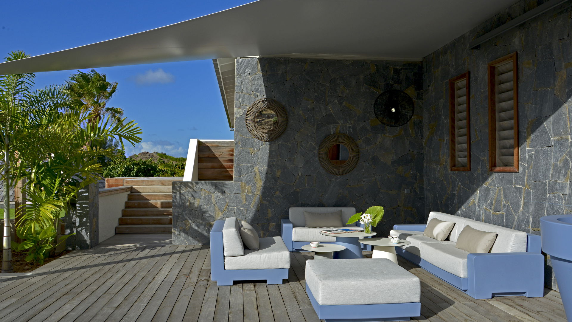 OUTDOOR LOUNGE AREA