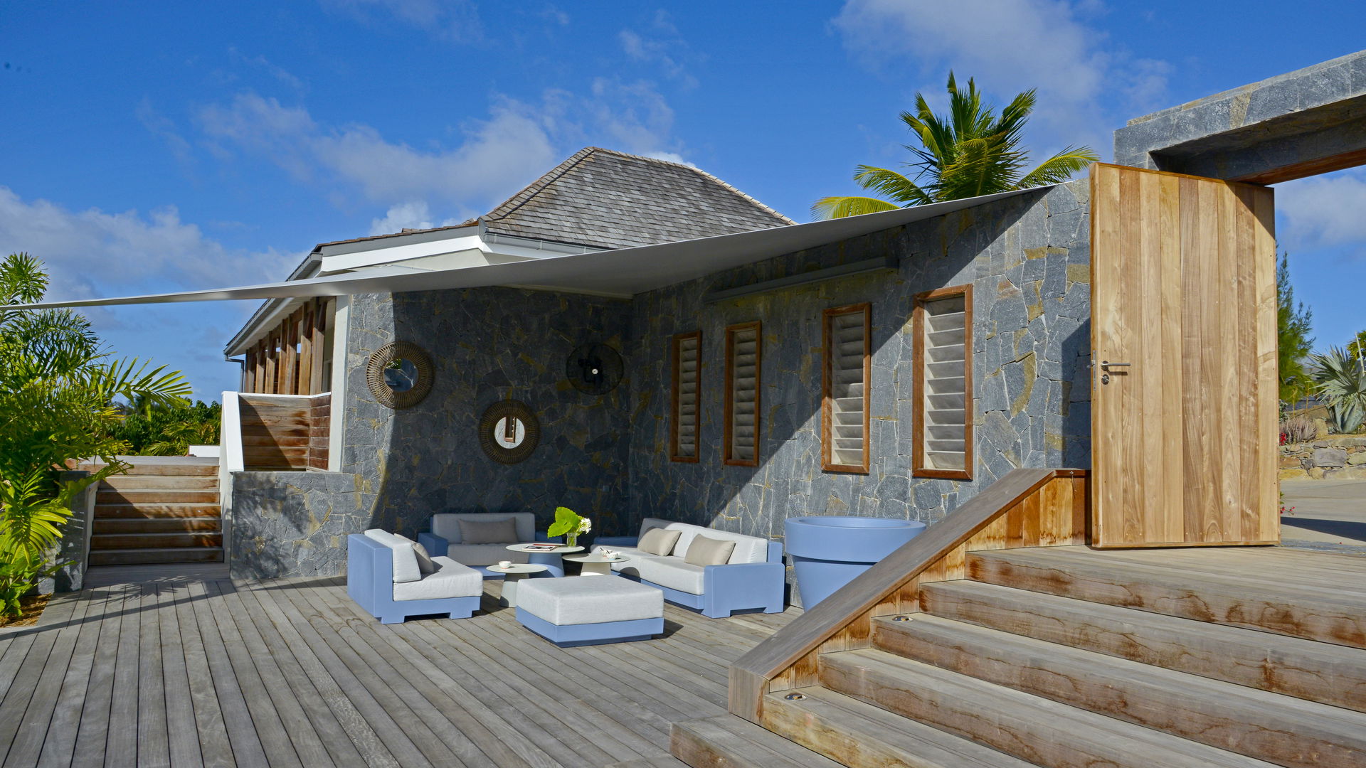 OUTDOOR LOUNGE AREA