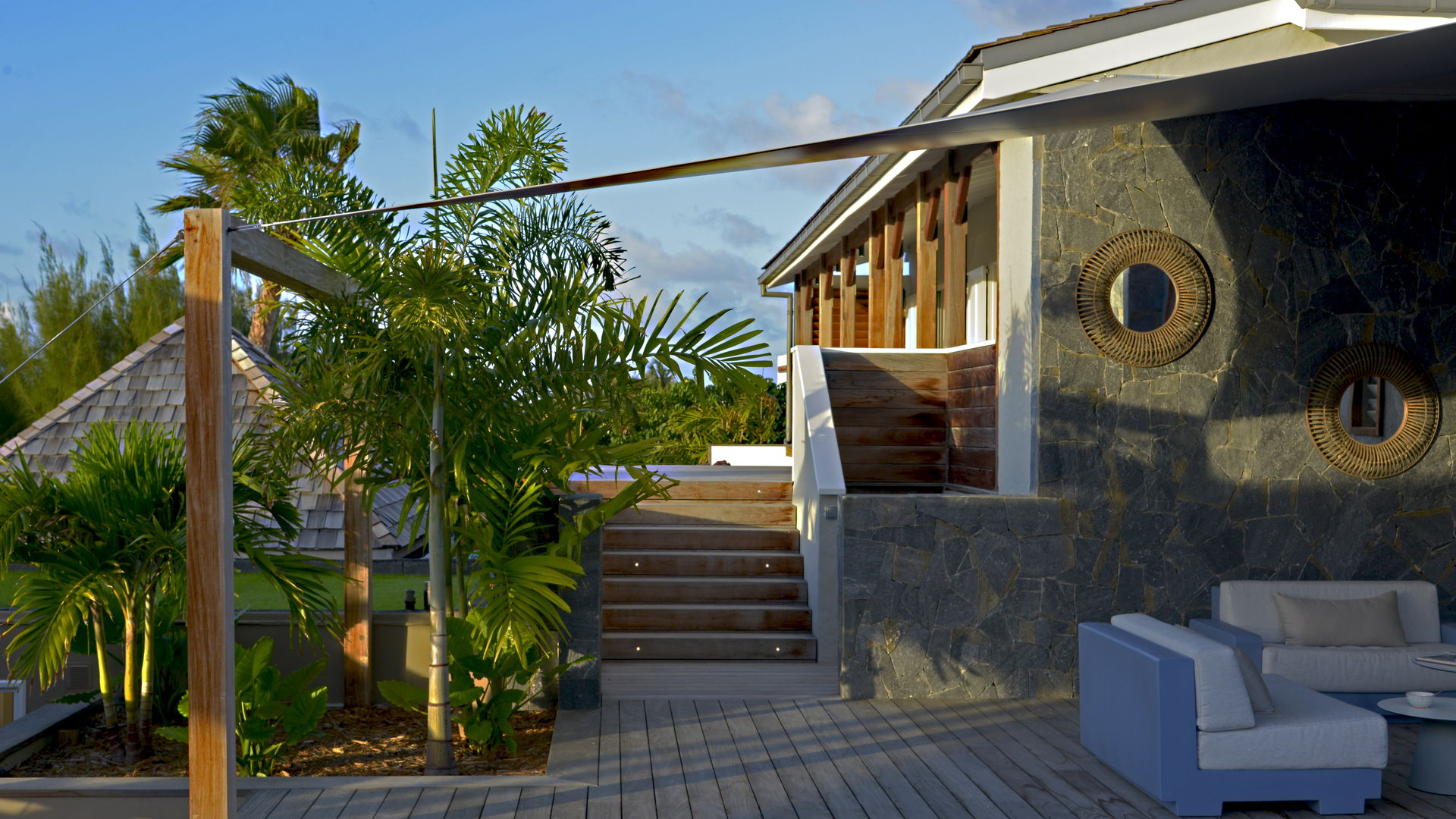 OUTDOOR LOUNGE AREA