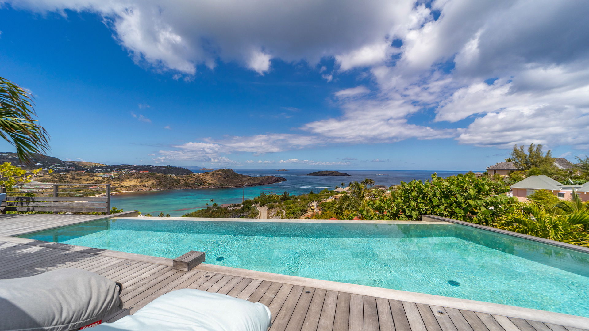 POOL & TERRACE