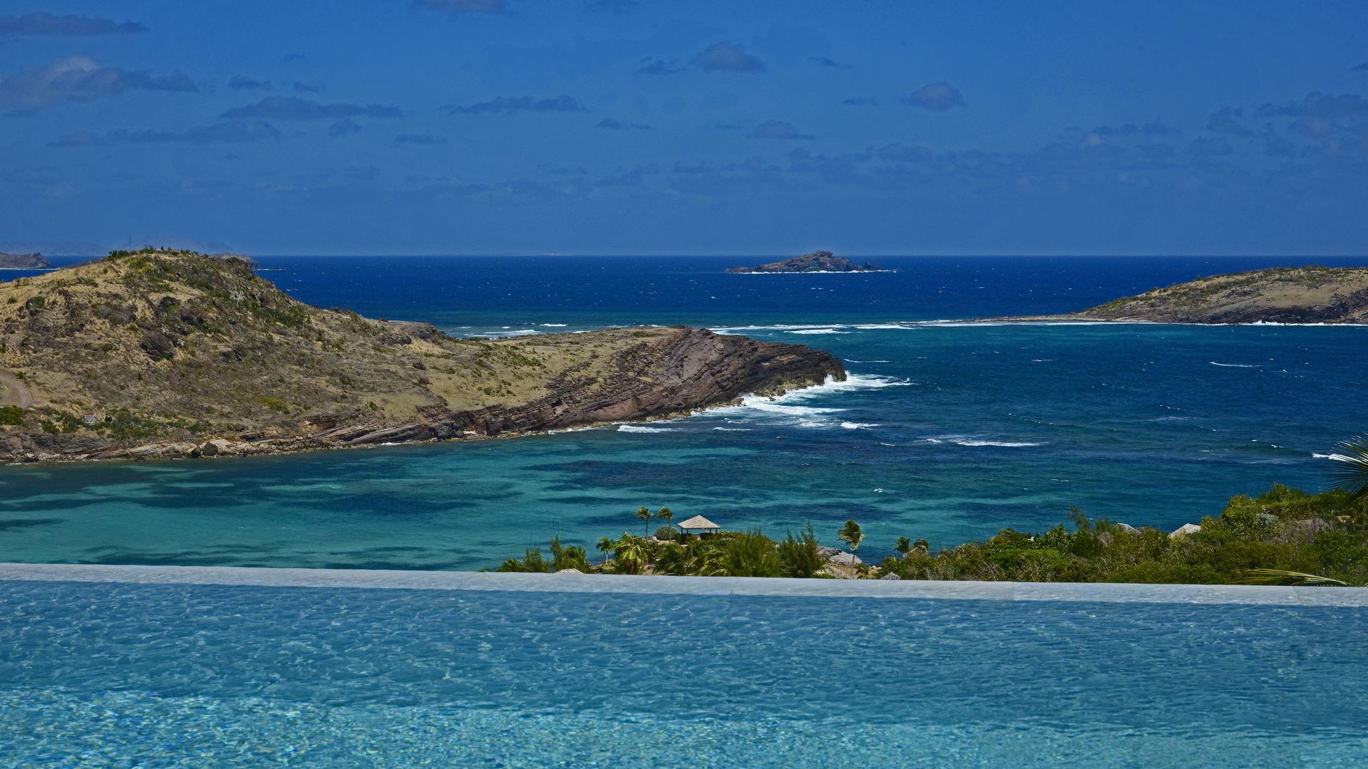 POOL & TERRACE