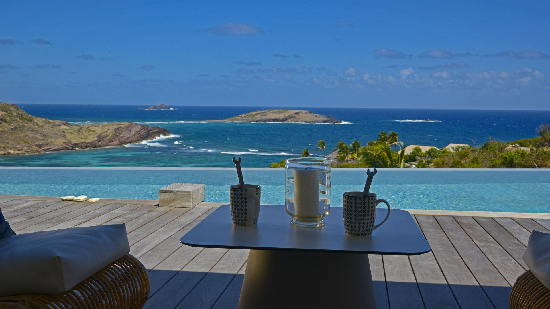 POOL & TERRACE