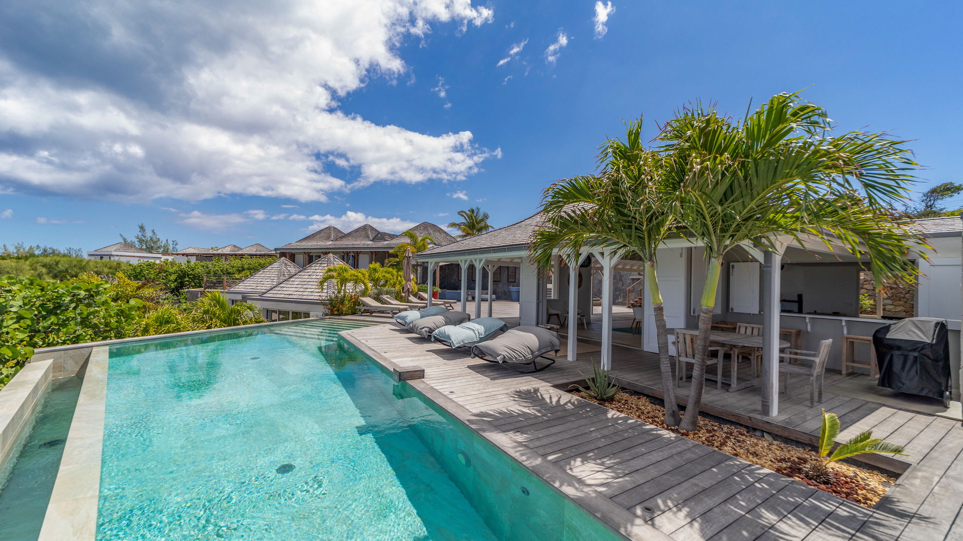 POOL & TERRACE