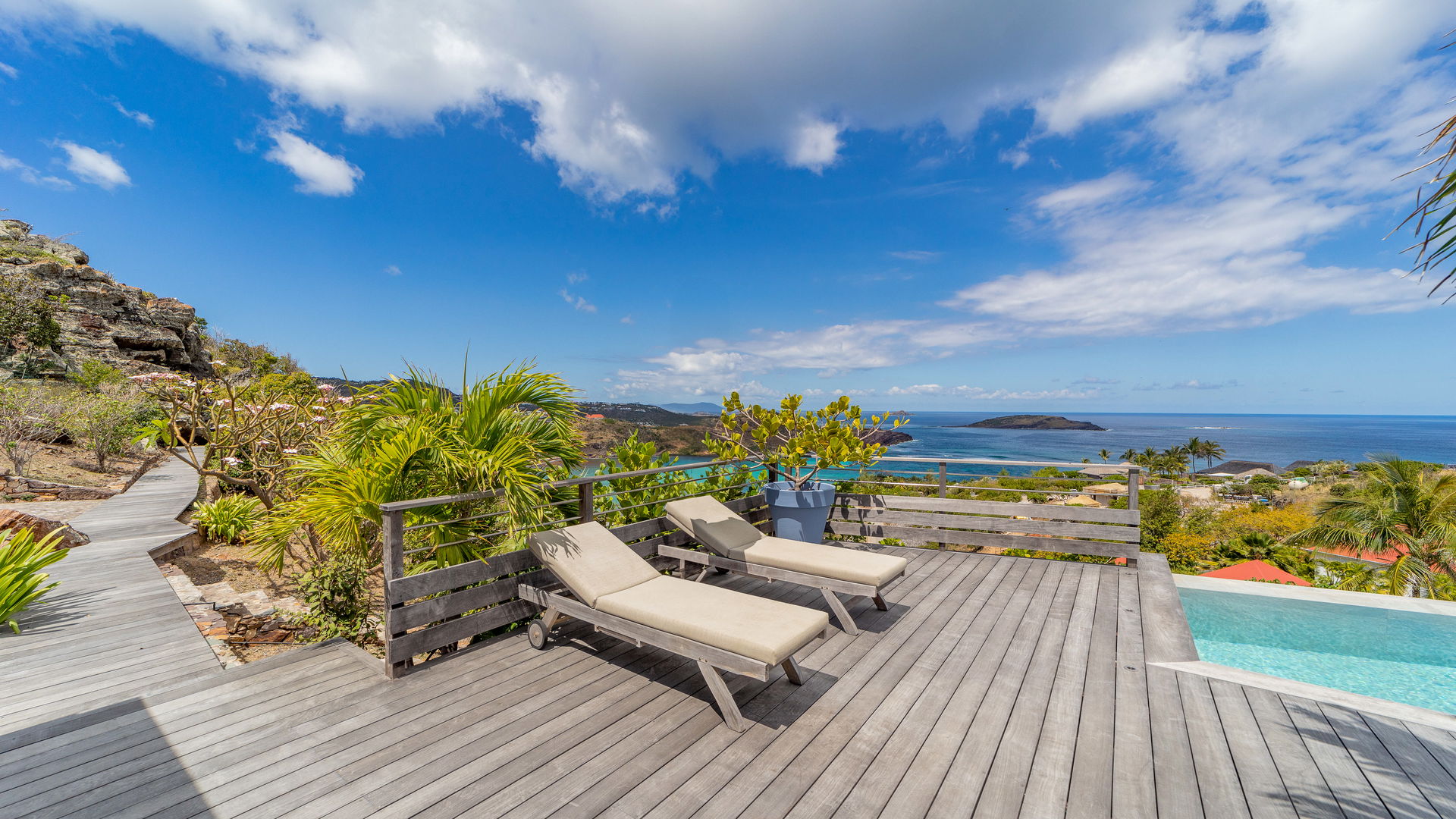 POOL & TERRACE