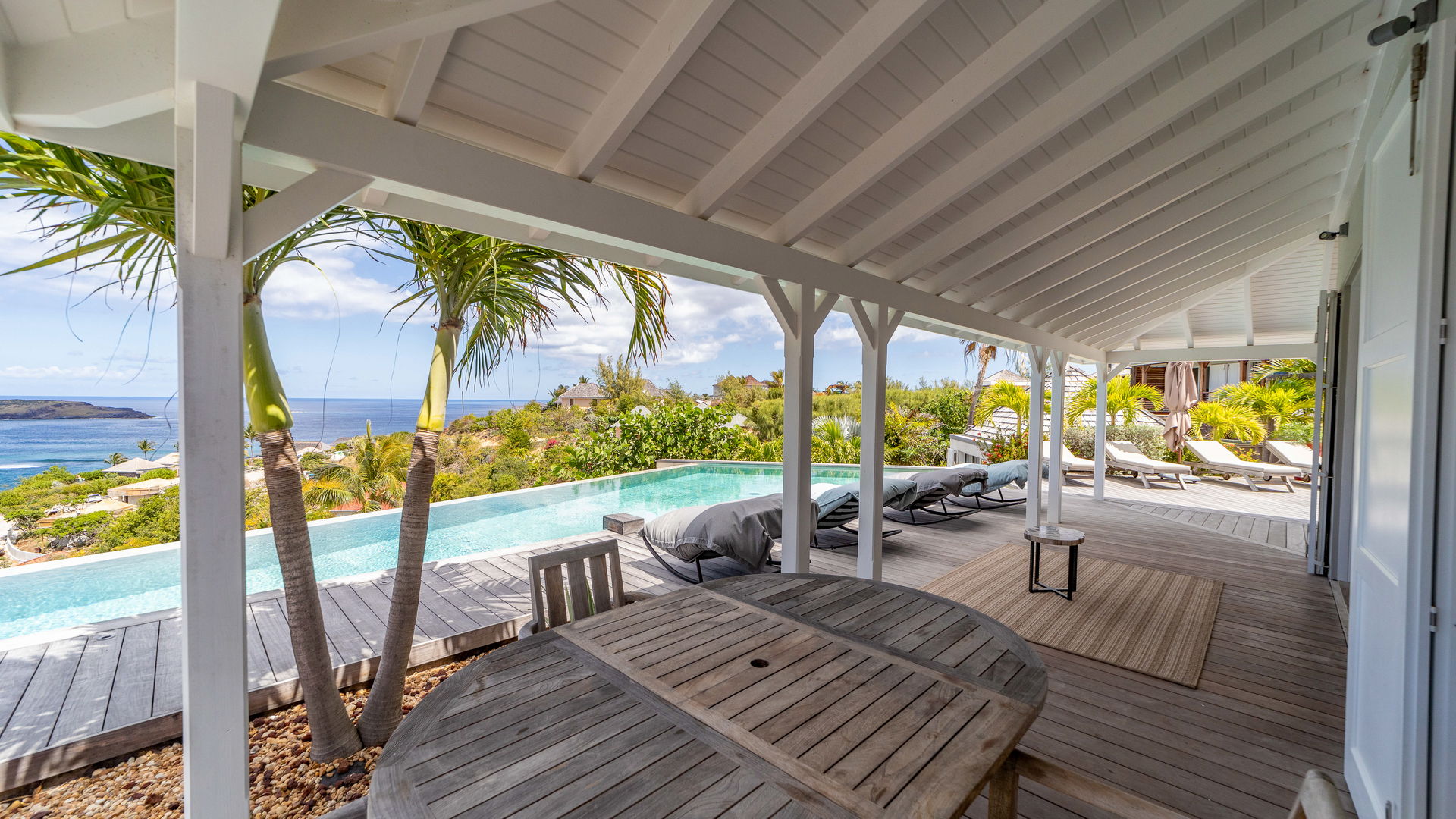 POOL & TERRACE