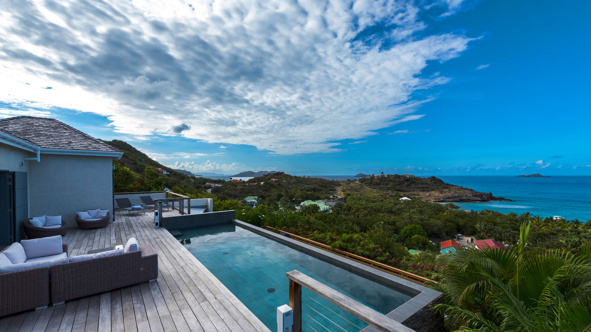 POOL & TERRACE