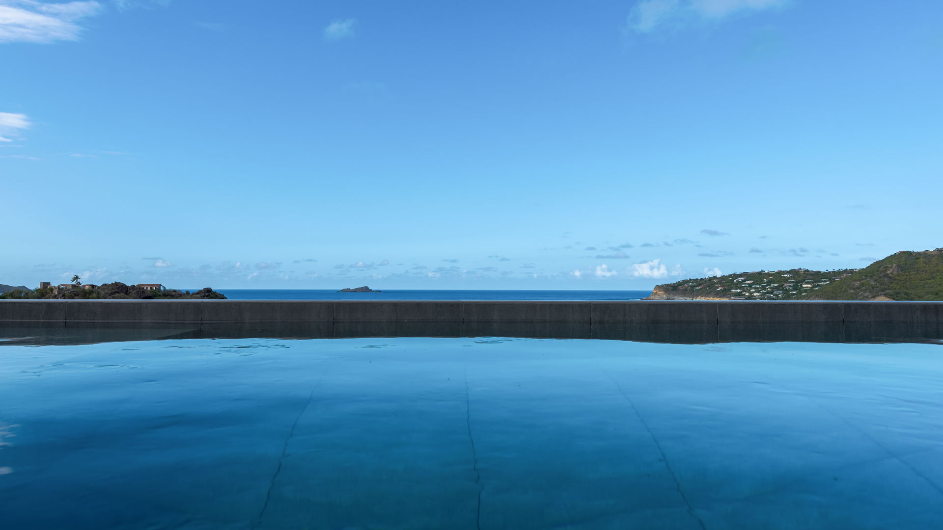 POOL & TERRACE