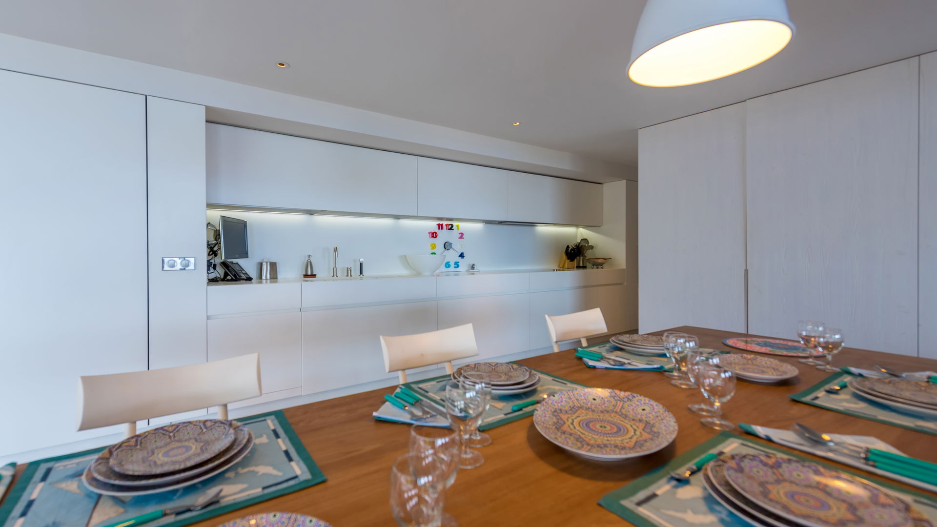 KITCHEN & DINING AREA