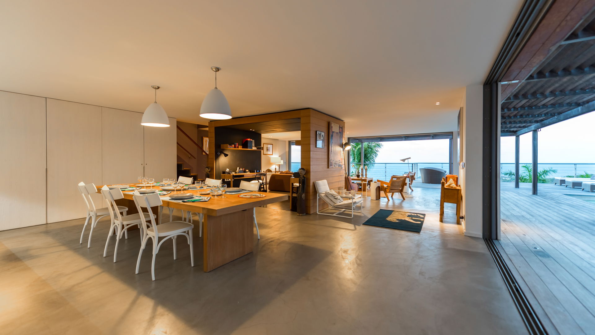 KITCHEN & DINING AREA